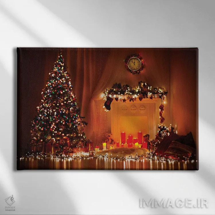 تابلو درخت کریسمس تزئینشده با چراغها، هدایا، اسباببازیها، شمعها و ریسهها اثر ایناریک (هنرمند دیجیتال) - نمای روبهرو روی دیوار