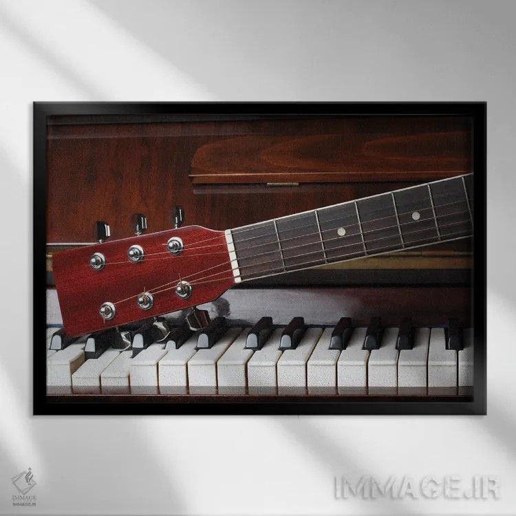 تابلو گردن گیتار روی کلاویههای پیانوی قدیمی اثر فلاوراستاک - نمای قابدار مشکی