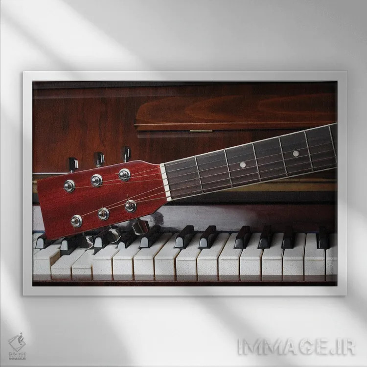 تابلو گردن گیتار روی کلاویههای پیانوی قدیمی اثر فلاوراستاک - نمای قابدار سفید
