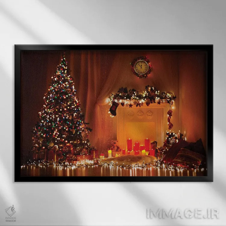 تابلو درخت کریسمس تزئینشده با چراغها، هدایا، اسباببازیها، شمعها و ریسهها اثر ایناریک (هنرمند دیجیتال) - نمای قابدار مشکی