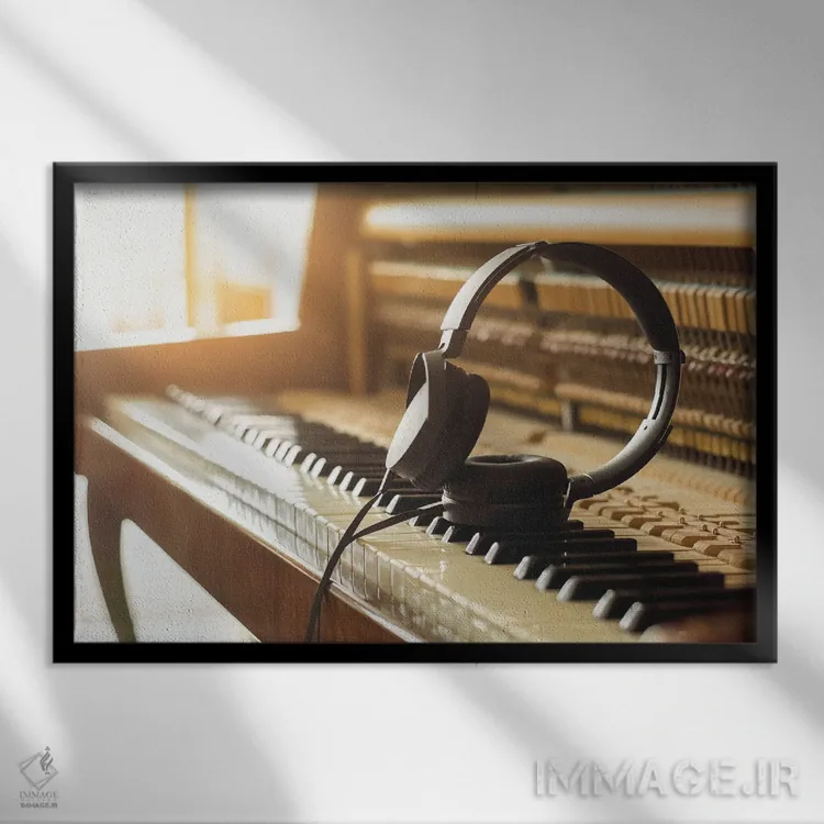 تابلو هدفون روی پیانو اثر زولداتوف - نمای قابدار مشکی