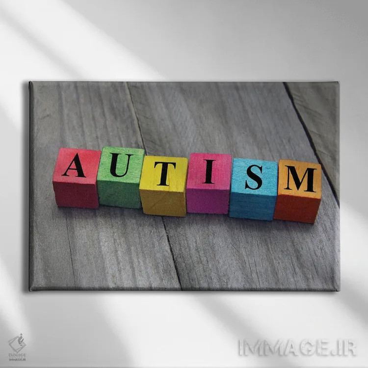 تابلو اوتیسم با بلاکهای چوبی حروف نوشته شده اثر کروپکا - نمای روبهرو روی دیوار