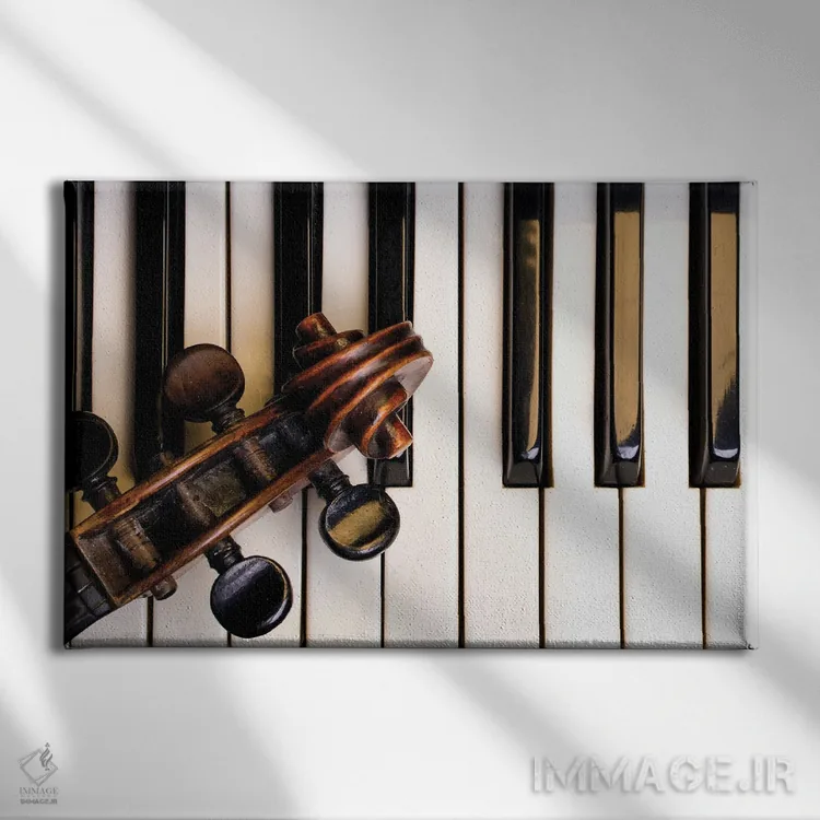 تابلو ویولن قدیمی روی کلاویههای پیانو اثر زولداتوف - نمای روبهرو روی دیوار