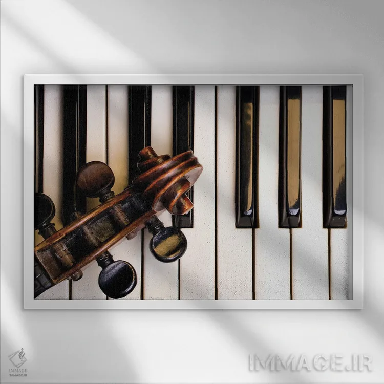 تابلو ویولن قدیمی روی کلاویههای پیانو اثر زولداتوف - نمای قابدار سفید