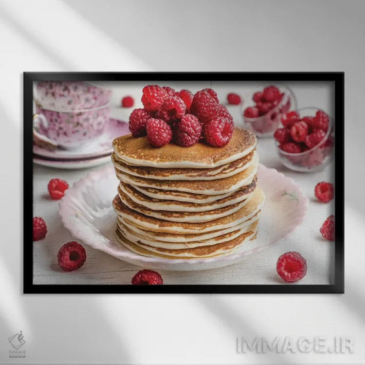 تابلو یک دسته پنکیک با تمشک روی آن اثر اوا دارن - نمای قابدار مشکی