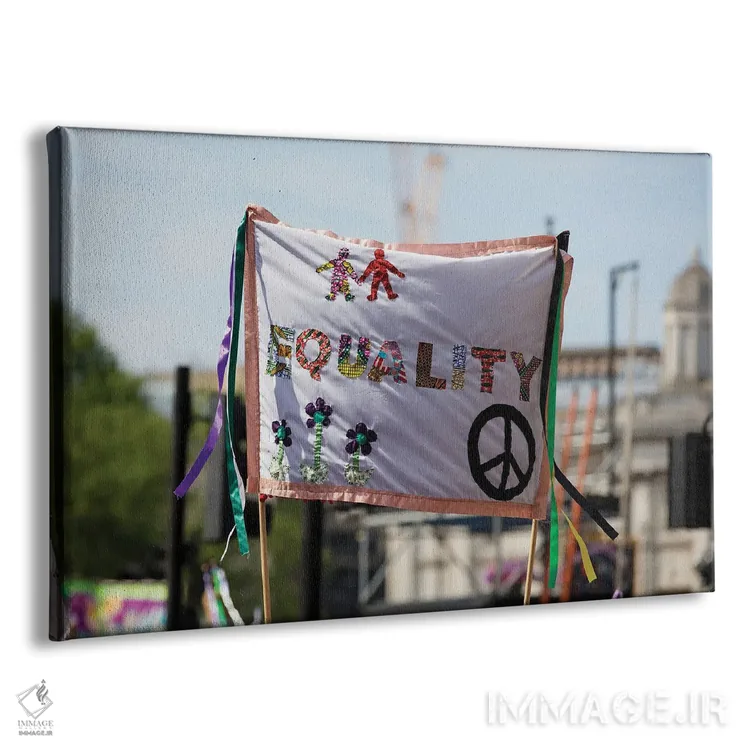 تابلو بنر برابری در راهپیمایی اعتراضی فمینیستی اثر اینکدراپکریتیو (برند هنری) - نمای پرسپکتیو محصول