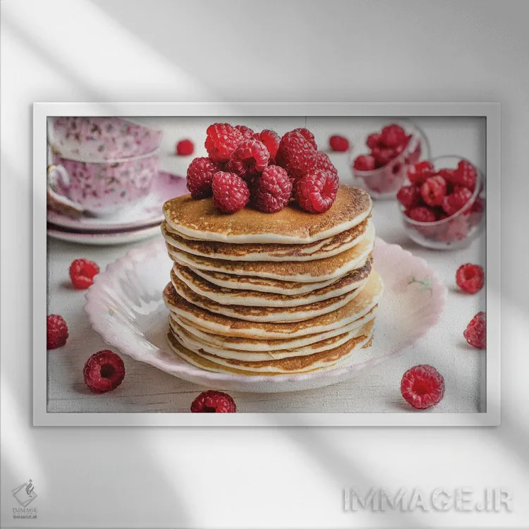 تابلو یک دسته پنکیک با تمشک روی آن اثر اوا دارن - نمای قابدار سفید