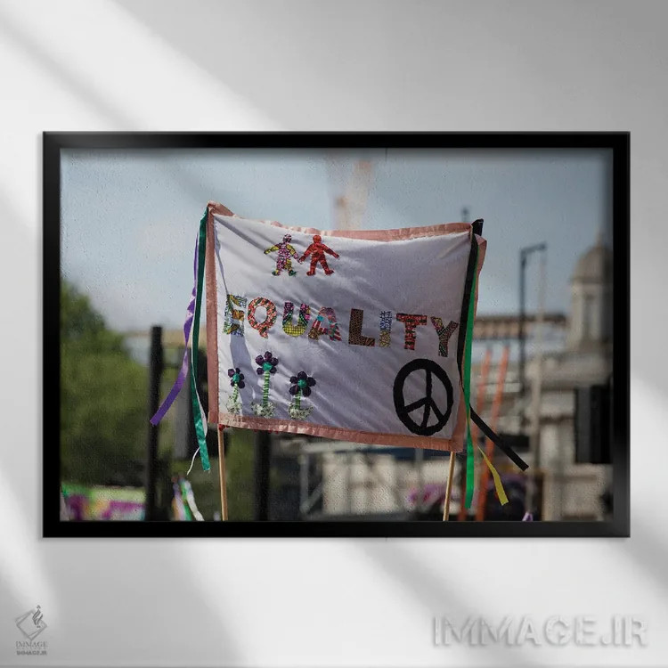 تابلو بنر برابری در راهپیمایی اعتراضی فمینیستی اثر اینکدراپکریتیو (برند هنری) - نمای قابدار مشکی