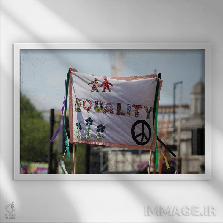 تابلو بنر برابری در راهپیمایی اعتراضی فمینیستی اثر اینکدراپکریتیو (برند هنری) - نمای قابدار سفید