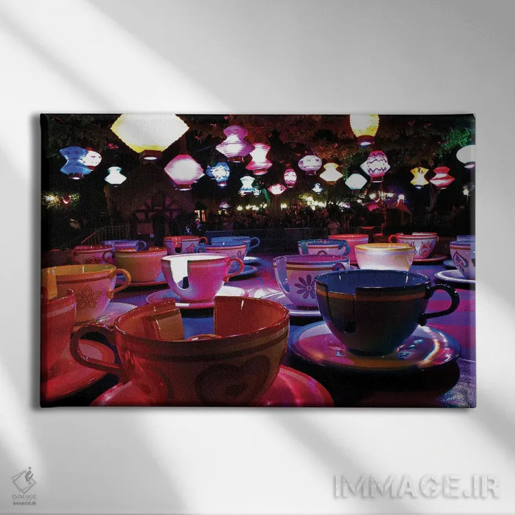 تابلو گردونهٔ فنجانی در شب اثر یو اوموزو - نمای روبهرو روی دیوار