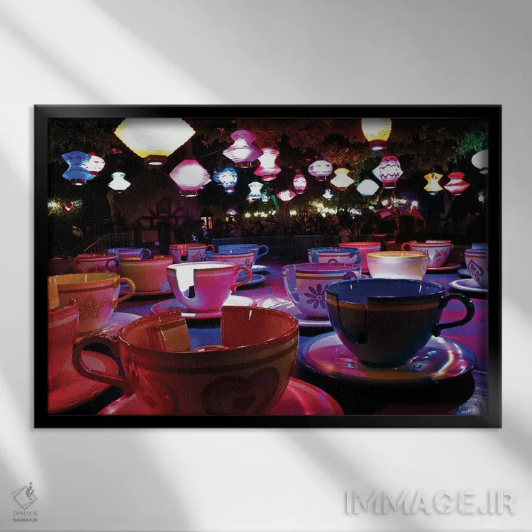 تابلو گردونهٔ فنجانی در شب اثر یو اوموزو - نمای قابدار مشکی