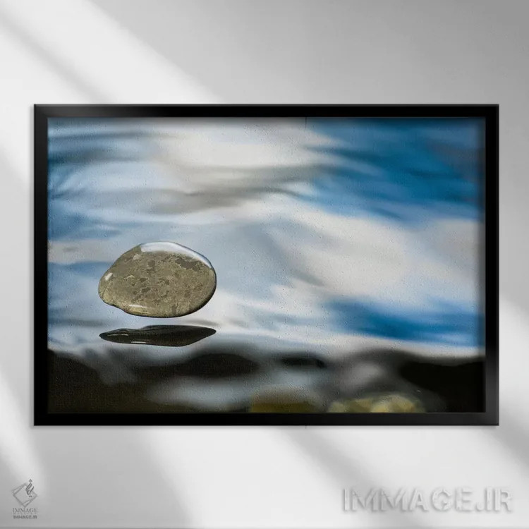 تابلو سنگ معلق درست قبل از برخورد به سطح آب اثر مایکل دورهام - نمای قابدار مشکی