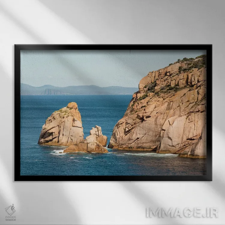 تابلو استرالیا، تاسمانی. چشمانداز از خلیج متروک در جزیره ماریا به سوی پارک ملی تاسمان اثر تریش دروی - نمای قابدار مشکی