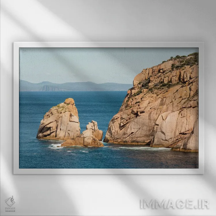 تابلو استرالیا، تاسمانی. چشمانداز از خلیج متروک در جزیره ماریا به سوی پارک ملی تاسمان اثر تریش دروی - نمای قابدار سفید