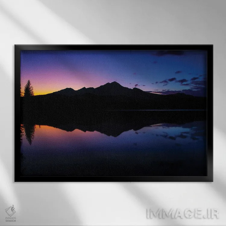 تابلو انعکاس کوهستان با نور در حال خاموشی اثر دن اسپرول - نمای قابدار مشکی