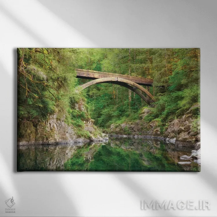 تابلو سبزهای آینهای اثر داتلیش - نمای روبهرو روی دیوار