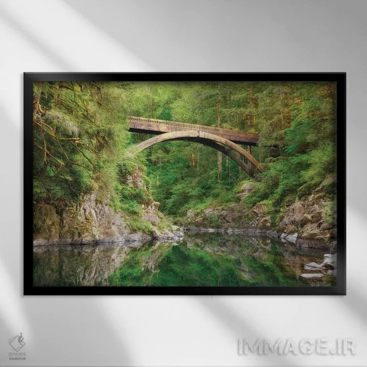 تابلو سبزهای آینهای اثر داتلیش - نمای قابدار مشکی