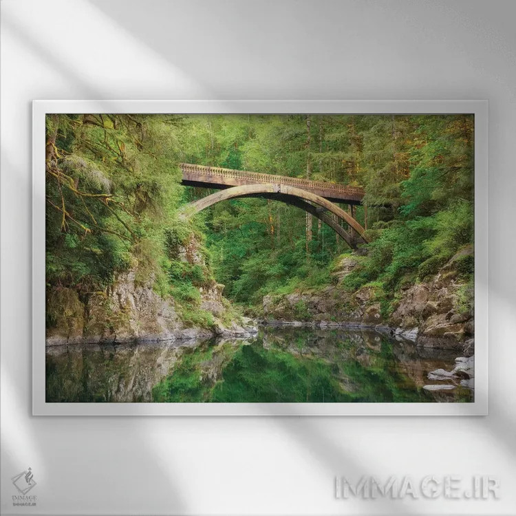 تابلو سبزهای آینهای اثر داتلیش - نمای قابدار سفید