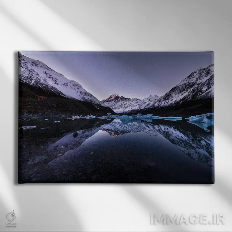 تابلو بازتاب دریاچه هوکر، نیوزیلند اثر دایسوکه اوئهماتسو - نمای روبهرو روی دیوار