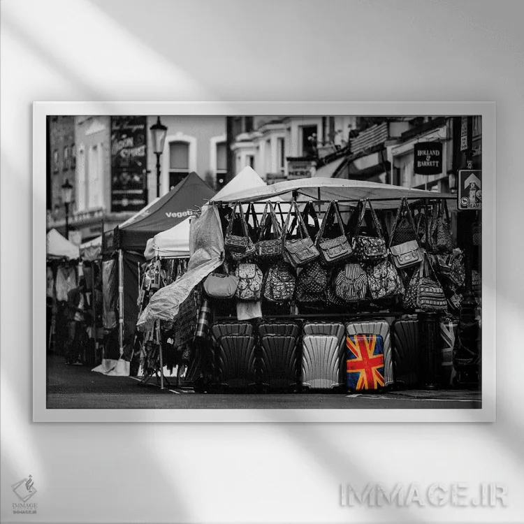 تابلو خیابان کارنابی (لندن) اثر دیوید گارباورر - نمای قابدار سفید