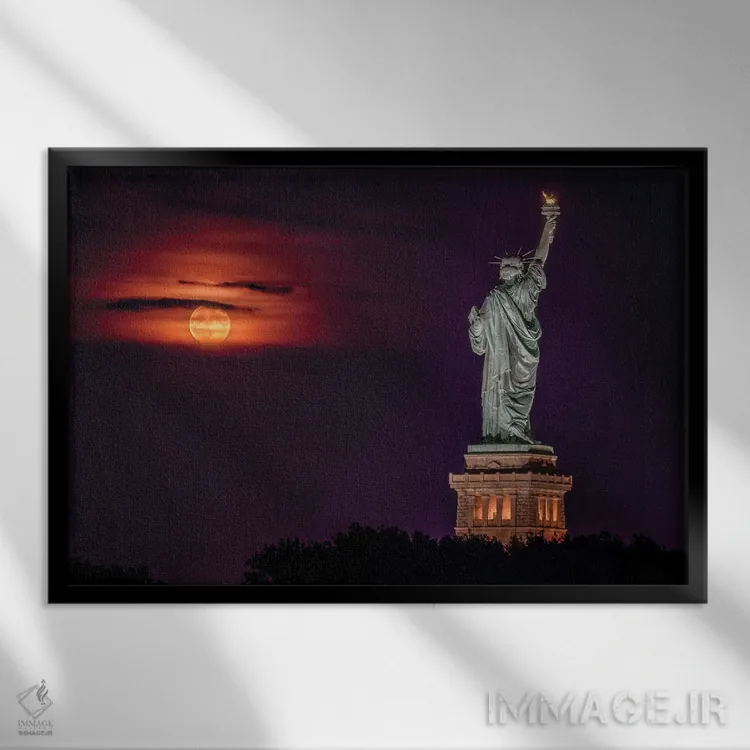 تابلو تندیس در طلوع ماه اثر دیوید گارباورر - نمای قابدار مشکی