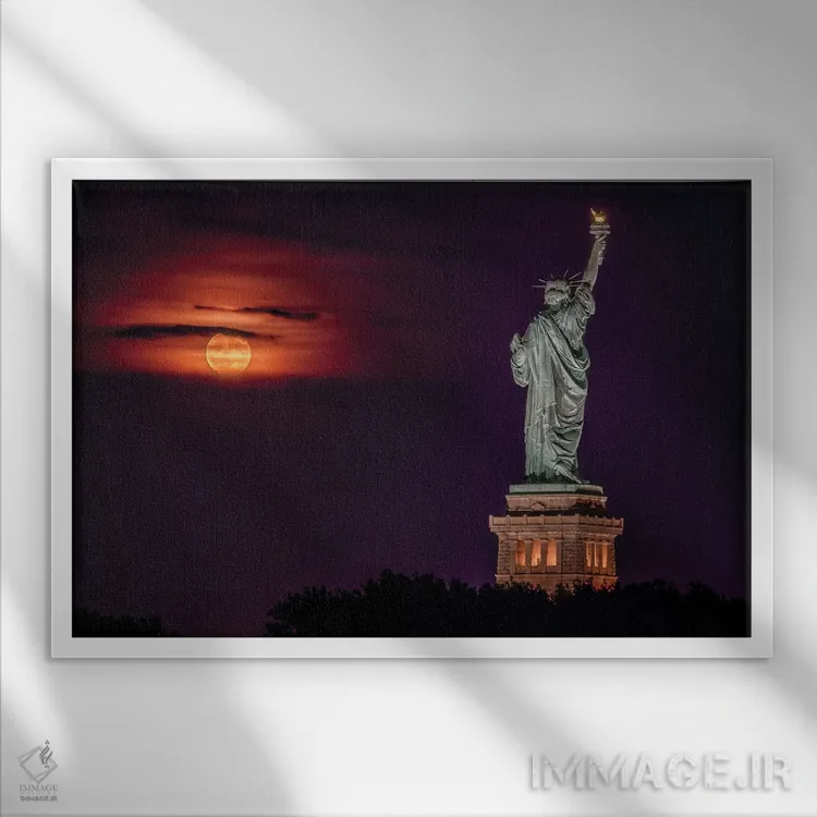 تابلو تندیس در طلوع ماه اثر دیوید گارباورر - نمای قابدار سفید