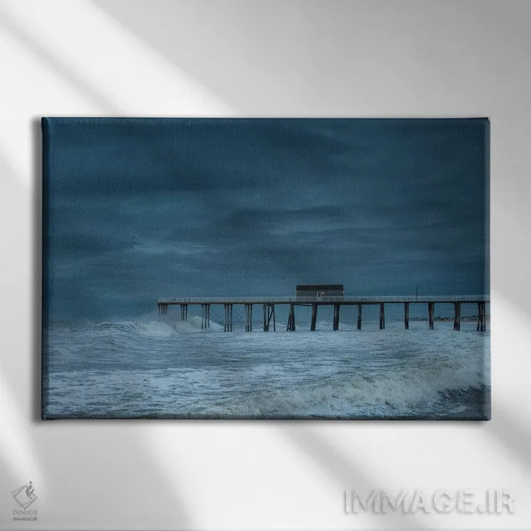 تابلو اسکلهٔ آبی اثر دیوید گارباورر - نمای روبهرو روی دیوار