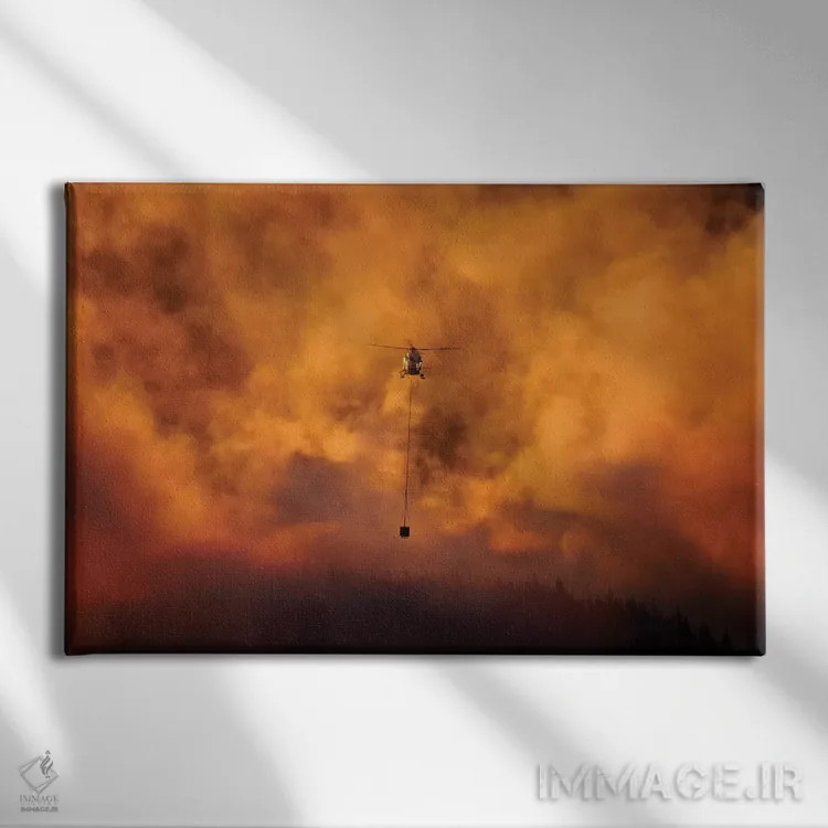 تابلو غروب دودی و هلیکوپتر در حال اطفای حریق در برنساید، دونیدن، جزیره جنوبی، نیوزیلند اثر دیوید وال - نمای روبهرو روی دیوار