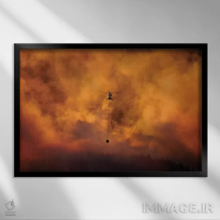 تابلو غروب دودی و هلیکوپتر در حال اطفای حریق در برنساید، دونیدن، جزیره جنوبی، نیوزیلند اثر دیوید وال - نمای قابدار مشکی