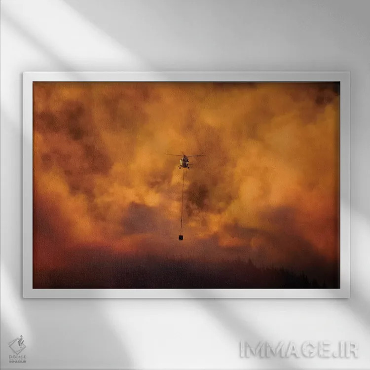 تابلو غروب دودی و هلیکوپتر در حال اطفای حریق در برنساید، دونیدن، جزیره جنوبی، نیوزیلند اثر دیوید وال - نمای قابدار سفید