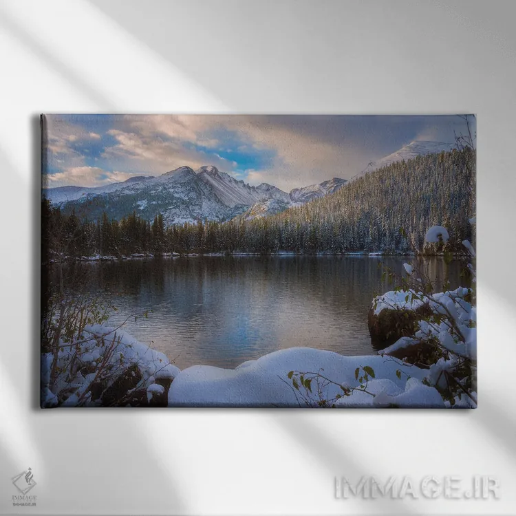 تابلو طلوع برفی قله لانگز اثر دارن وایت فوتوگرافی (عکاس) - نمای روبهرو روی دیوار