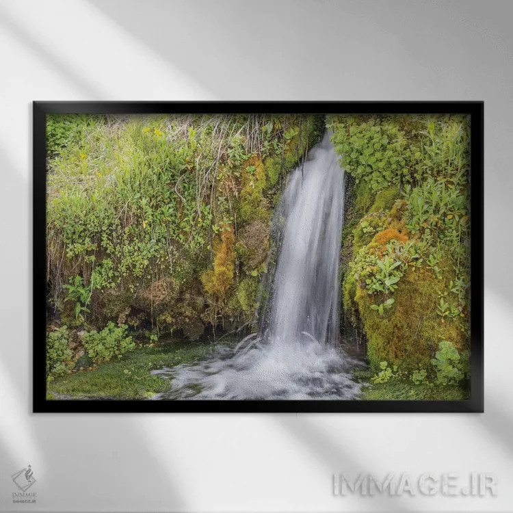 تابلو آمریکا، وایومینگ، شهرستان سابلت، کِندال وُرم اسپرینگز، آبشار کوچکی که روی لبهای خزهای جاری است اثر الیزابت بوم - نمای قابدار مشکی