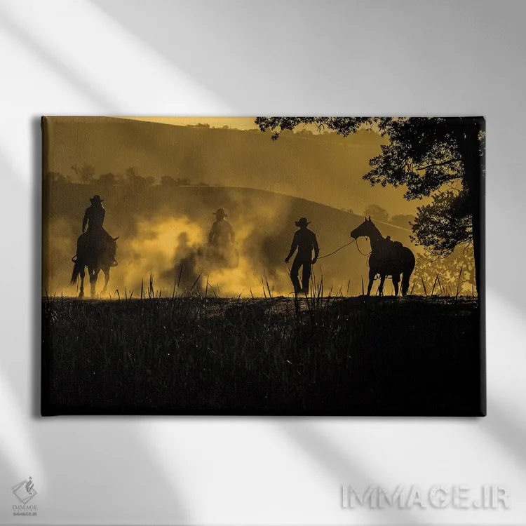 تابلو آمریکا، کالیفرنیا، پارکفیلد، مزرعهٔ V6، سیلوئت سوارکاران اسب در هوای گردآلود صبحزود اثر الن کلارک - نمای روبهرو روی دیوار