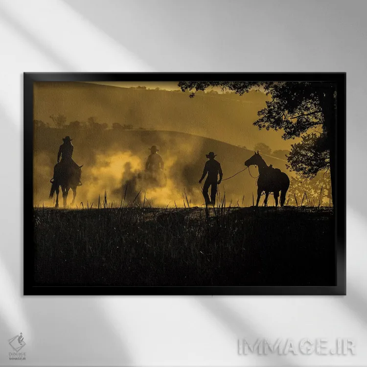 تابلو آمریکا، کالیفرنیا، پارکفیلد، مزرعهٔ V6، سیلوئت سوارکاران اسب در هوای گردآلود صبحزود اثر الن کلارک - نمای قابدار مشکی