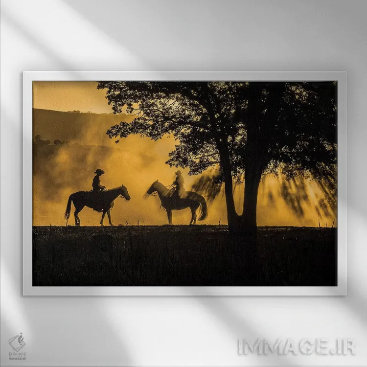 تابلو آمریکا، کالیفرنیا، پارکفیلد، مزرعهٔ V6، سیلوئت دو سوار بر اسب در صبح زود گردآلود اثر الن کلارک - نمای قابدار سفید