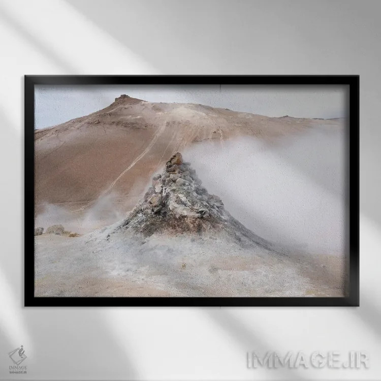 تابلو ایسلند، منطقه دریاچه میواتن، منطقه زمینگرمایی هوریر. منافذ حرارتی متعدد کنار تپهای از گدازههای مایل به قرمز اثر الن گاف - نمای قابدار مشکی