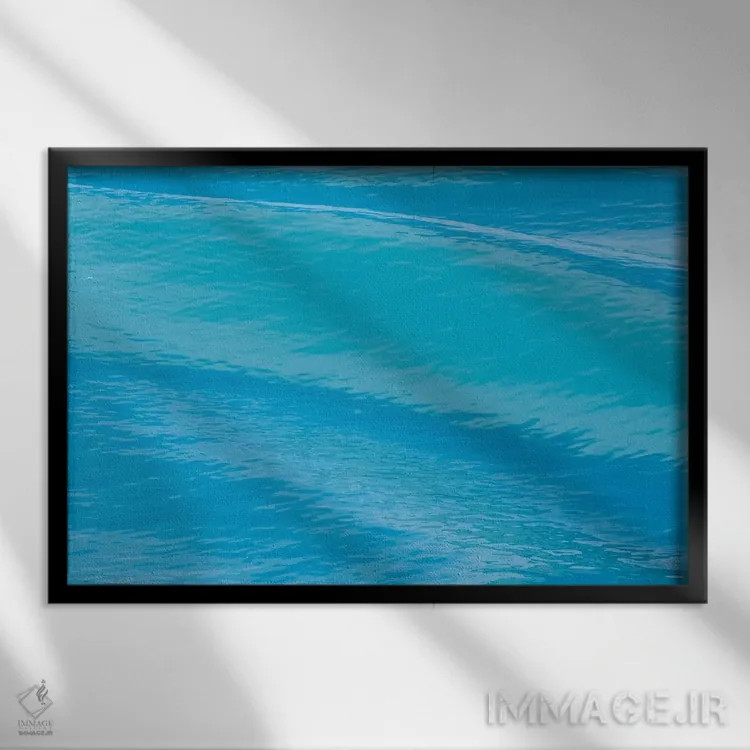 تابلو سوالبارد، جزیره نوردائوستلاندت. آب اطراف یخچال در حال ذوب آبی پرجنبوجوش است اثر الن گاف - نمای قابدار مشکی