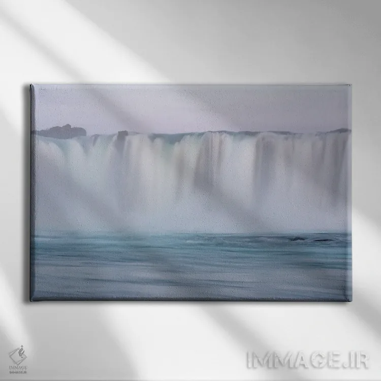 تابلو ایسلند، آبشار گودافوس. این آبشار بیش از ۳۰ متر امتداد دارد با چنباور آبشار کوچکتر در گوشهها اثر الن گاف - نمای روبهرو روی دیوار