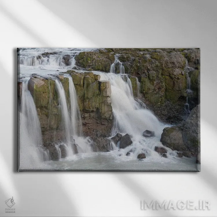 تابلو ایسلند، آبشار گیگیارفوس. این آبشار کوچک از میان منظرهای نسبتاً خشک عبور میکند اثر الن گاف - نمای روبهرو روی دیوار