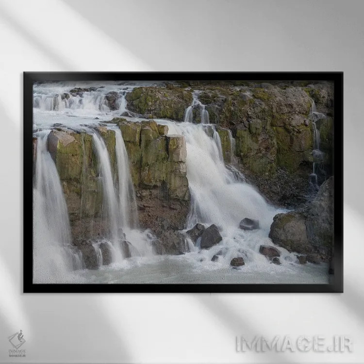 تابلو ایسلند، آبشار گیگیارفوس. این آبشار کوچک از میان منظرهای نسبتاً خشک عبور میکند اثر الن گاف - نمای قابدار مشکی