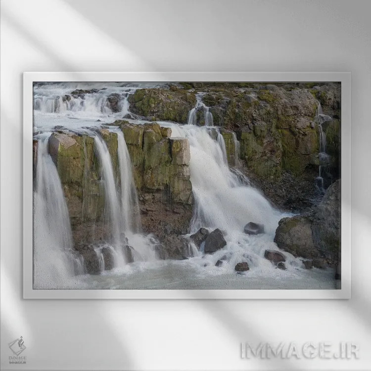 تابلو ایسلند، آبشار گیگیارفوس. این آبشار کوچک از میان منظرهای نسبتاً خشک عبور میکند اثر الن گاف - نمای قابدار سفید