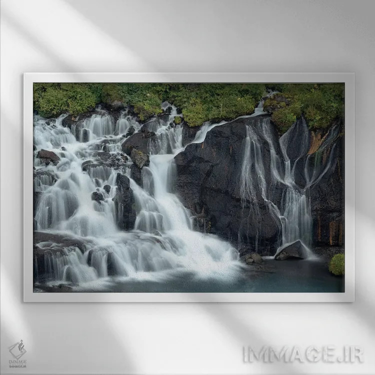 تابلو ایسلند، هراونفوسار. آبشارهای کوچک از دل گدازهها بیرون میآیند و در طول نیممایل وارد رودخانه هویتا میشوند اثر الن گاف - نمای قابدار سفید