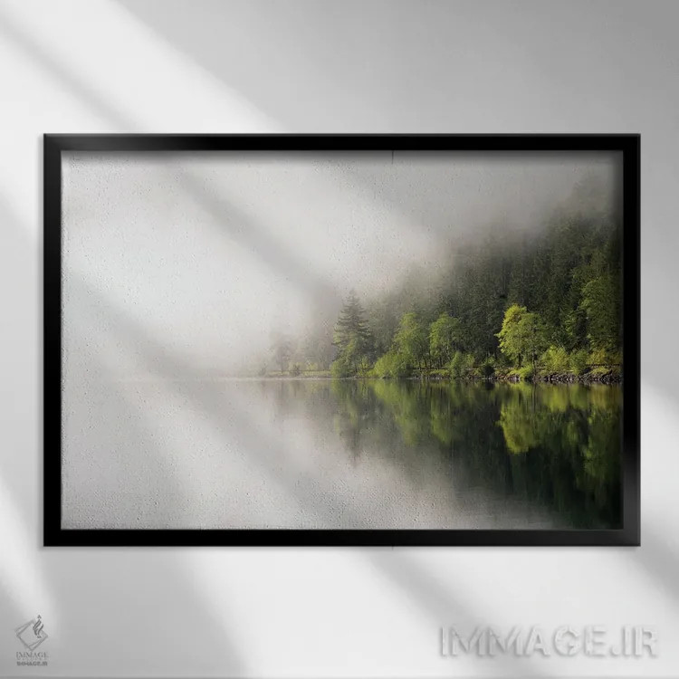 تابلو آمریکا، ایالت واشنگتن، پارک ملی المپیک، دریاچه کرسنت. مه بخشی از دریاچه کرسنت را پوشانده است اثر الن گاف - نمای قابدار مشکی