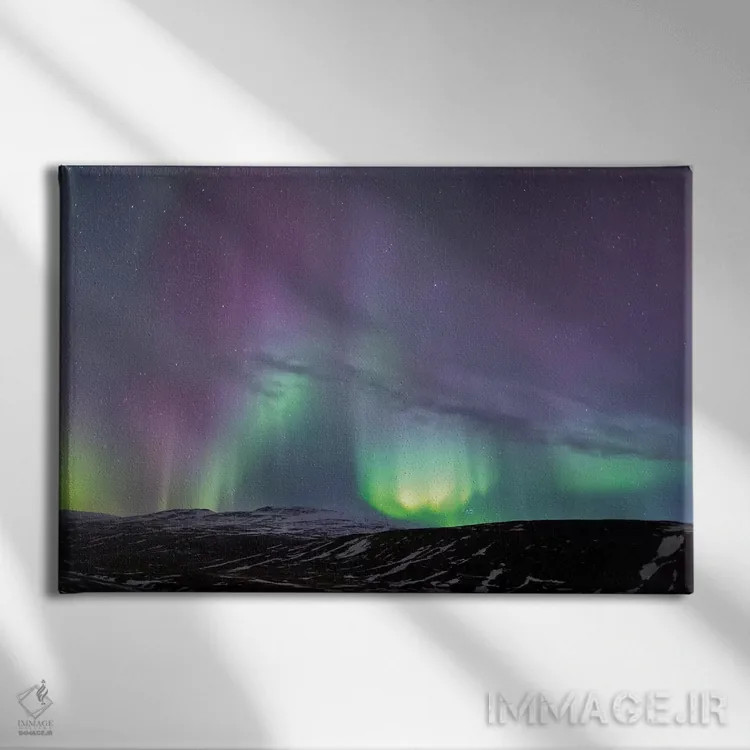 تابلو ایسلند، آکوریری. شفق قطبی در حال درخشش I اثر الن گاف - نمای روبهرو روی دیوار