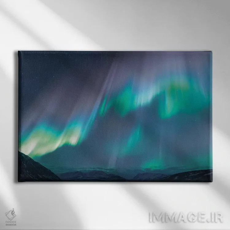 تابلو ایسلند، آکوریری. شفق قطبی با رنگهایی باورنکردنی میدرخشد I اثر الن گاف - نمای روبهرو روی دیوار
