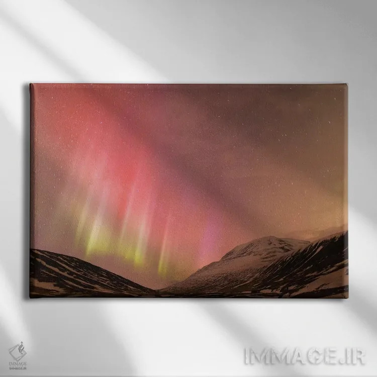 تابلو ایسلند، آکوریری. شفق قطبی در حال درخشش II اثر الن گاف - نمای روبهرو روی دیوار