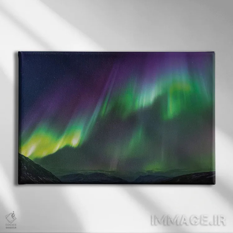 تابلو ایسلند، آکوریری. شفق قطبی در حال درخشش V اثر الن گاف - نمای روبهرو روی دیوار