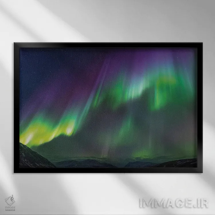 تابلو ایسلند، آکوریری. شفق قطبی در حال درخشش V اثر الن گاف - نمای قابدار مشکی