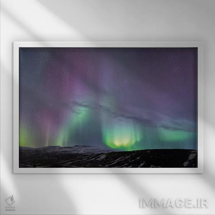 تابلو ایسلند، آکوریری. شفق قطبی در حال درخشش I اثر الن گاف - نمای قابدار سفید