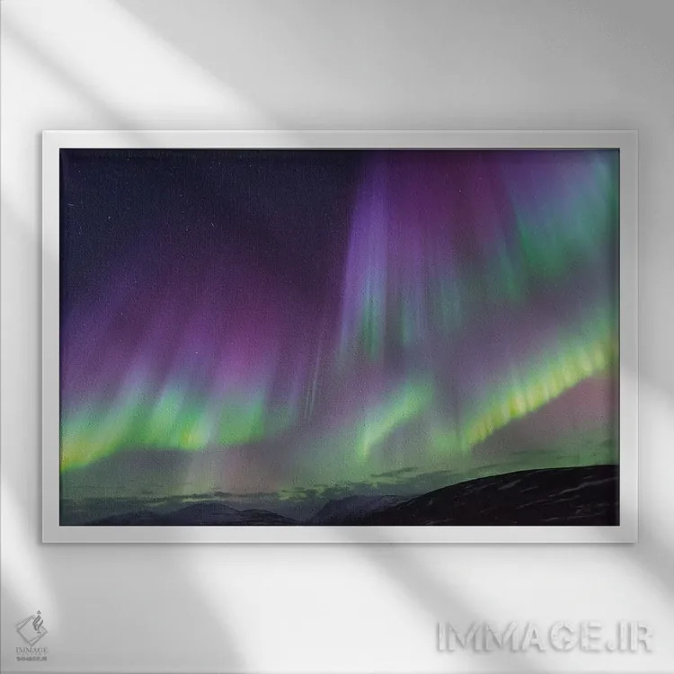 تابلو ایسلند، آکوریری. شفق قطبی با رنگهایی باورنکردنی میدرخشد II اثر الن گاف - نمای قابدار سفید